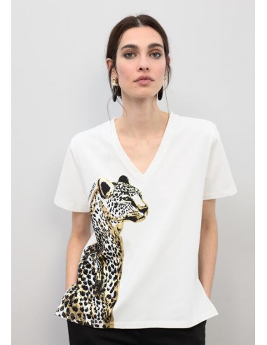 Camiseta blanca con cuello pico y estampado animal con abalorios - Lola Casademunt