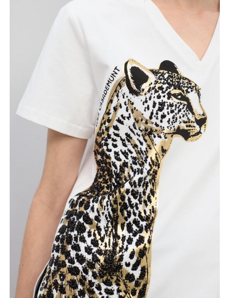 Camiseta blanca con cuello pico y estampado animal con abalorios - Lola Casademunt