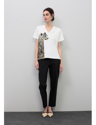 Camiseta blanca con cuello pico y estampado animal con abalorios - Lola Casademunt