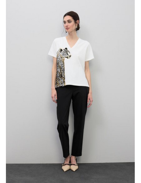 Camiseta blanca con cuello pico y estampado animal con abalorios - Lola Casademunt