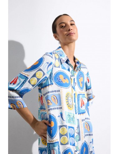 Vestido Yasmin Estampado Azul – Tinta y Bariloche - vista en plano americano de la modelo con el vestido