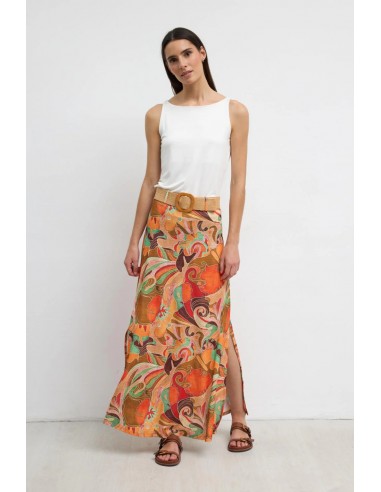 Falda Anis Estampada Mandarina – Tinta y Bariloche - vista frontal en modelo conbinando con camiseta blanca.