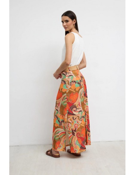 Falda Anis Estampada Mandarina – Tinta y Bariloche - vista posterior en modelo combinado con camiseta blanca