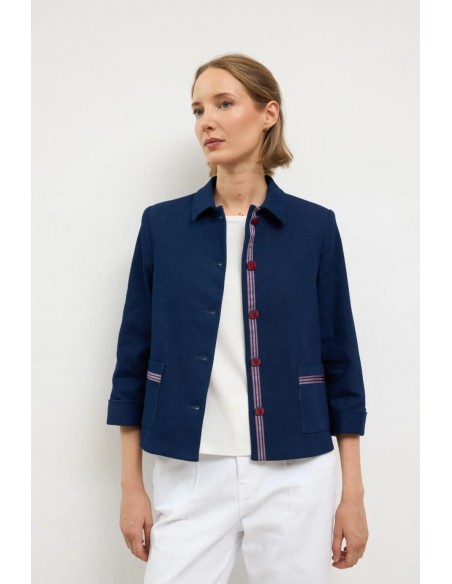 Americana Sal Azul Marino – Tinta y Bariloche - vista frontal de modelo vistiendo la prenda en pose relajada