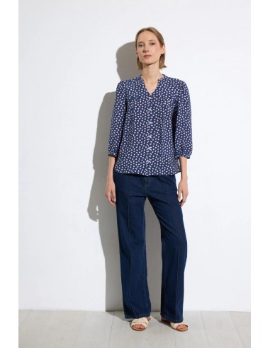 Camisa Tulipero Azul Marino – Tinta y Bariloche - modelo combina la prenda con pantalones azul marino