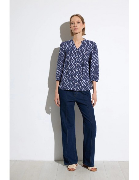 Camisa Tulipero Azul Marino – Tinta y Bariloche - modelo combina la prenda con pantalones azul marino