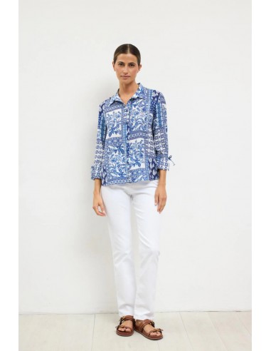 Camisa Selva Azul – Tinta y Bariloche - modelo combina la camisa con pantalón blanco