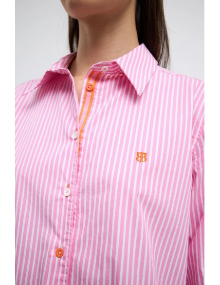 Camisa Vereda Rosa – Tinta y Bariloche - vista frontal con detalle de botonera, logo bordado y cuello de la prenda