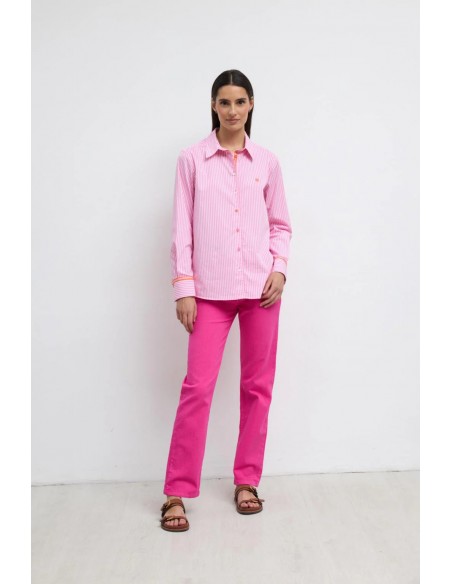 Camisa Vereda Rosa – Tinta y Bariloche - modelo viste la camisa con un pantalón a juego