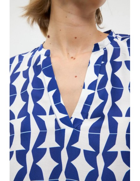 Camisa Filigrana Azul – Tinta y Bariloche - detalle del estampado y el escote