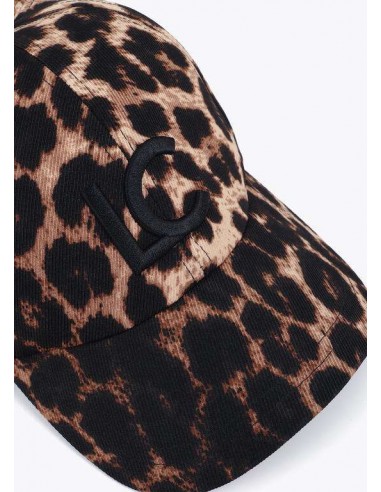 Gorra Leopardo con Logo – Lola Casademunt - vista en detalle de la visera y el logo.