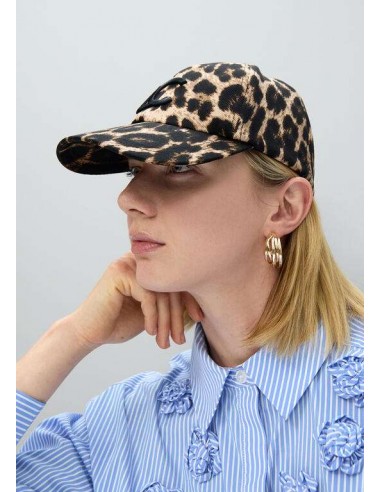 Modelo viste la gorra combinados con los pendientes multi aro de Lola Casademunt.