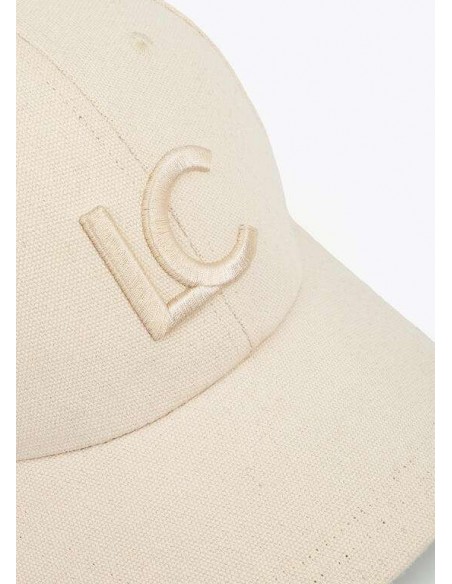 Gorra Beige con Logo Bordado LC – Lola Casademunt - vista en detalle del logo bordado