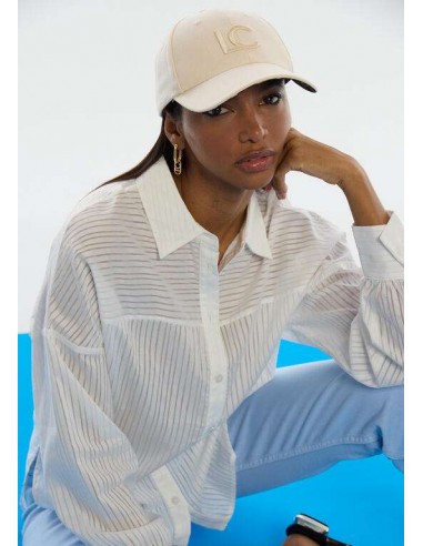 Gorra Beige con Logo Bordado LC – Lola Casademunt - modelo viste la gorra