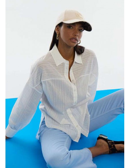 Gorra Beige con Logo Bordado LC – Lola Casademunt - modelo viste la gorra