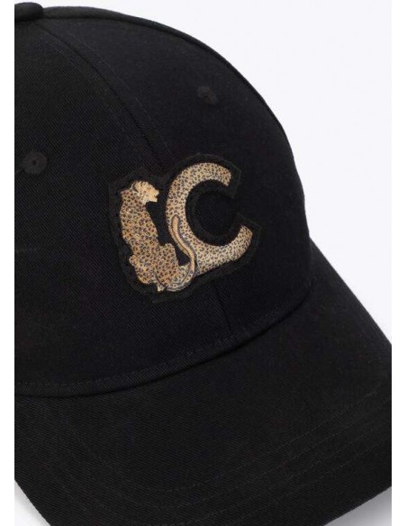 Gorra Negra con Logo Leopardo LC – Lola Casademunt - vista en detalle del logo con detalle de leopardo en la gorra
