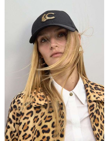 Gorra Negra con Logo Leopardo LC – Lola Casademunt - vista frontal de modelo con la gorra