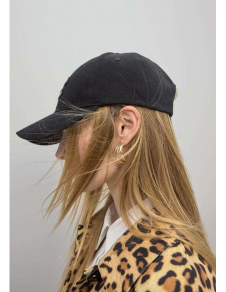 Gorra Negra con Logo Leopardo LC – Lola Casademunt - vista lateral de modelo vistiendo la gorra