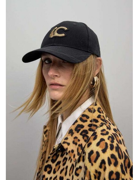Gorra Negra con Logo Leopardo LC – Lola Casademunt - modelo viste la visera