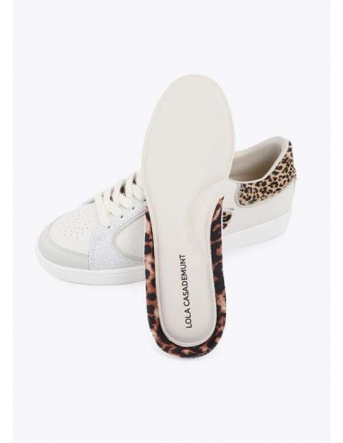 Zapatillas Blancas con Logo Leopardo en Tejidos Combinados – Lola Casademunt - vista de la plantilla sobre una de las zapatillas