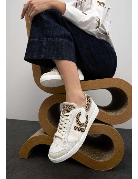 Zapatillas Blancas con Logo Leopardo en Tejidos Combinados – Lola Casademunt