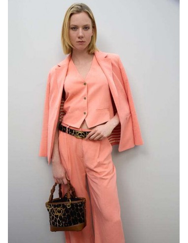 Mini Capazo Leopardo con Asas Trenzadas – Lola Casademunt - modelo vestida de color salmón lleva el bolso