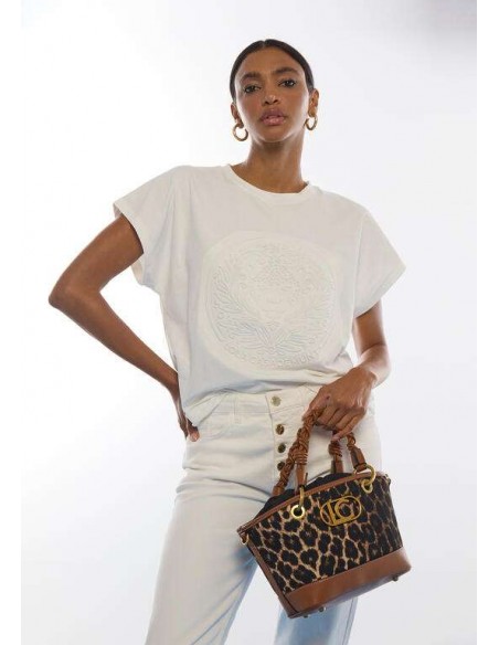Mini Capazo Leopardo con Asas Trenzadas – Lola Casademunt - modelo vestida de blanco lleva el bolso