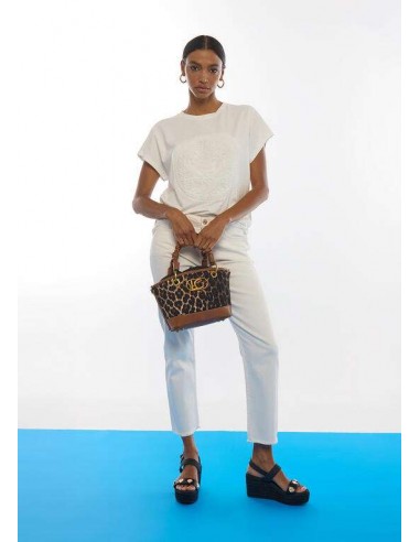Mini Capazo Leopardo con Asas Trenzadas – Lola Casademunt - modelo vestida de blanco lleva el bolso