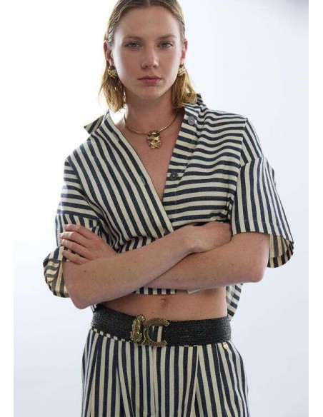 Cinturón de Rafia Elástica con Hebilla Logo Leopardo – Lola Casademunt - modelo viste el cinturón con un conjunto de rayas.