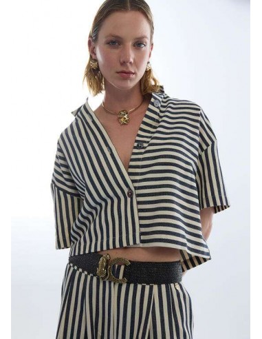 Cinturón de Rafia Elástica con Hebilla Logo Leopardo – Lola Casademunt - modelo viste el cinturón con un conjunto de rayas.