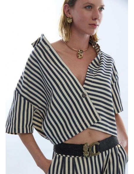 Cinturón de Rafia Elástica con Hebilla Logo Leopardo – Lola Casademunt - modelo viste el cinturón con un conjunto de rayas.