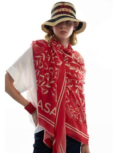 Fular Estampado Floral con Logo – Lola Casademunt - modelo lleva puesto el fular