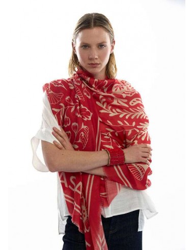 Fular Estampado Floral con Logo – Lola Casademunt - modelo lleva puesto el fular