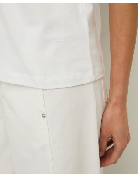 Camiseta de algodón orgánico cuello redondo – Yerse - color blanco - vista en detalle del bajo de la camiseta