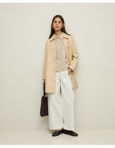 Chaqueta Larga de Piel Napa – Yerse - color crudo - vista de modelo combinando la chaqueta con pantalón blanco