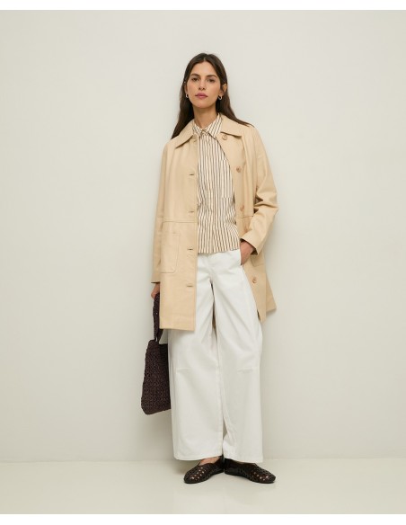 Chaqueta Larga de Piel Napa – Yerse - color crudo - vista de modelo combinando la chaqueta con pantalón blanco