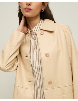 Chaqueta Larga de Piel Napa – Yerse - color crudo - vista de modelo combinando la chaqueta con pantalón blanco 2