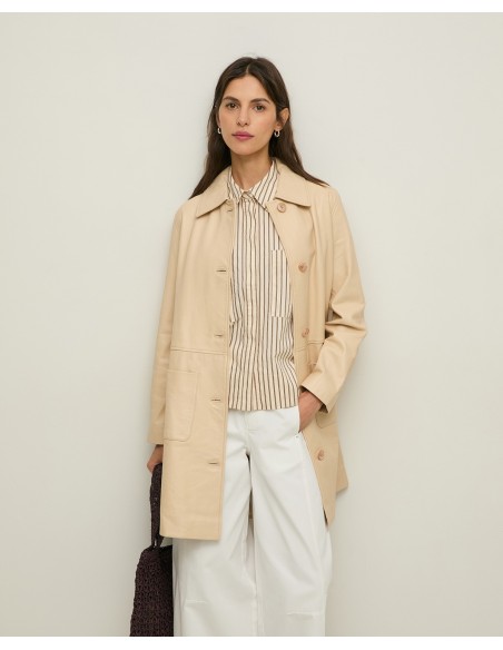 Chaqueta Larga de Piel Napa – Yerse - color crudo - vista frontal con la chaqueta abierta