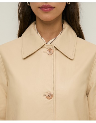 Chaqueta Larga de Piel Napa – Yerse - color crudo - vista en detalle de cuello, hombros y botones - chaqueta cerrada