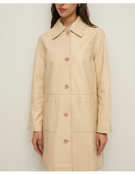 Chaqueta Larga de Piel Napa – Yerse - color crudo - vista frontal con la chaqueta cerrada