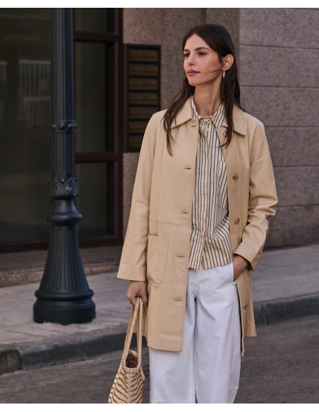 Chaqueta Larga de Piel Napa – Yerse - color crudo - modelo viste la chaqueta en un ambiente urbano con pose natural