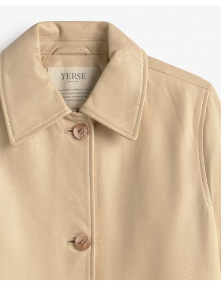 Chaqueta Larga de Piel Napa – Yerse - color crudo - detalle de la vista frontal en plano