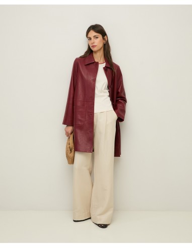 Chaqueta Larga de Piel Napa – Yerse - color burdeos - vista frontal de la modelo con la chaqueta abierta en pose relajada