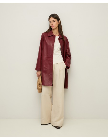 Chaqueta Larga de Piel Napa – Yerse - color burdeos - vista frontal de la modelo con la chaqueta abierta en pose relajada