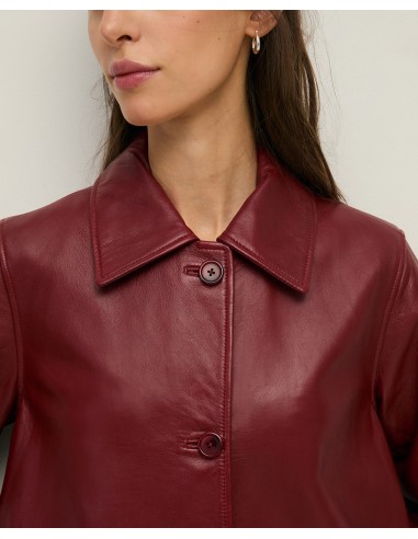 Chaqueta Larga de Piel Napa – Yerse - color burdeos - detalle frontal de cuello, hombros y cierre de botones - chaqueta cerrada