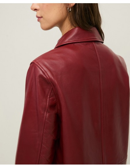 Chaqueta Larga de Piel Napa – Yerse - color burdeos - vista posterior del cuello, espalda y hombros de la chaqueta