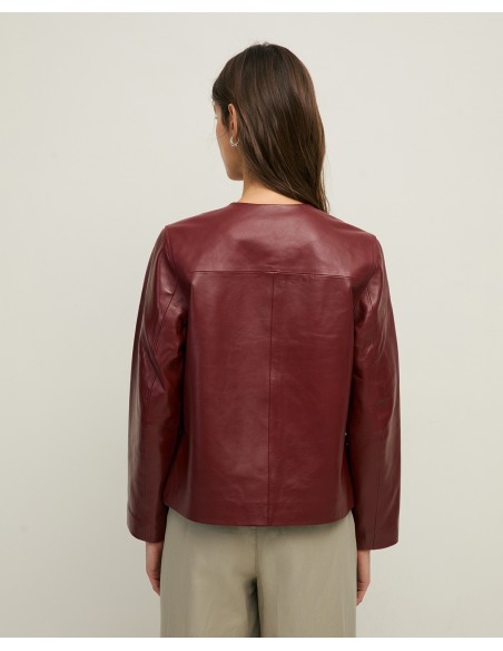 Chaqueta de Piel Napa con Bolsillos Plastrón – Yerse - color burdeos - vista posterior de la prenda
