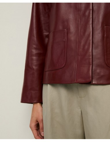 Chaqueta de Piel Napa con Bolsillos Plastrón – Yerse - color burdeos - vista en detalle de manga y frontal de la prenda
