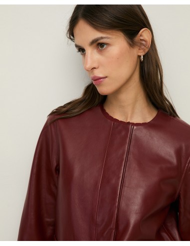 Chaqueta de Piel Napa con Bolsillos Plastrón – Yerse - color burdeos - vista en detalle de cuello y hombros de la prenda