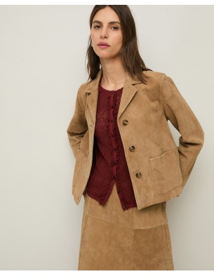 Chaqueta de Ante con Cuello Solapa – Yerse - vista frontal con la chaqueta desabrochada en pose informal